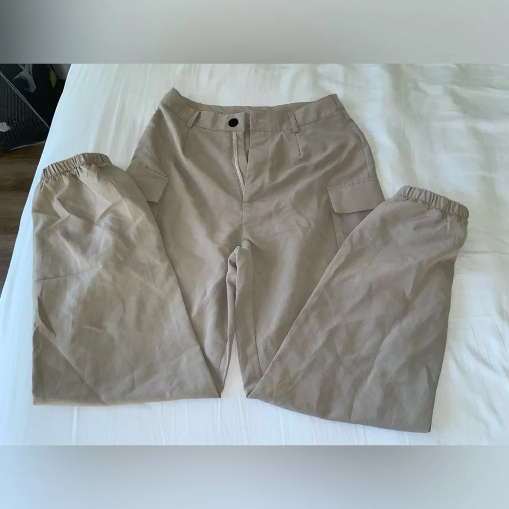 Nude cargo pants SHEIN medium size with pockets on the side